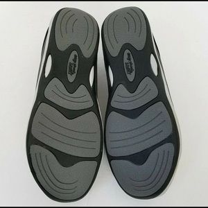 easy street ellen sneaker